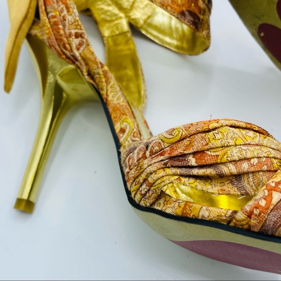 Luichiny || Paisley Fabric & Metallic Mirror Gold Heel with Ankle Strap; Size 9B - Picture 4 of 17